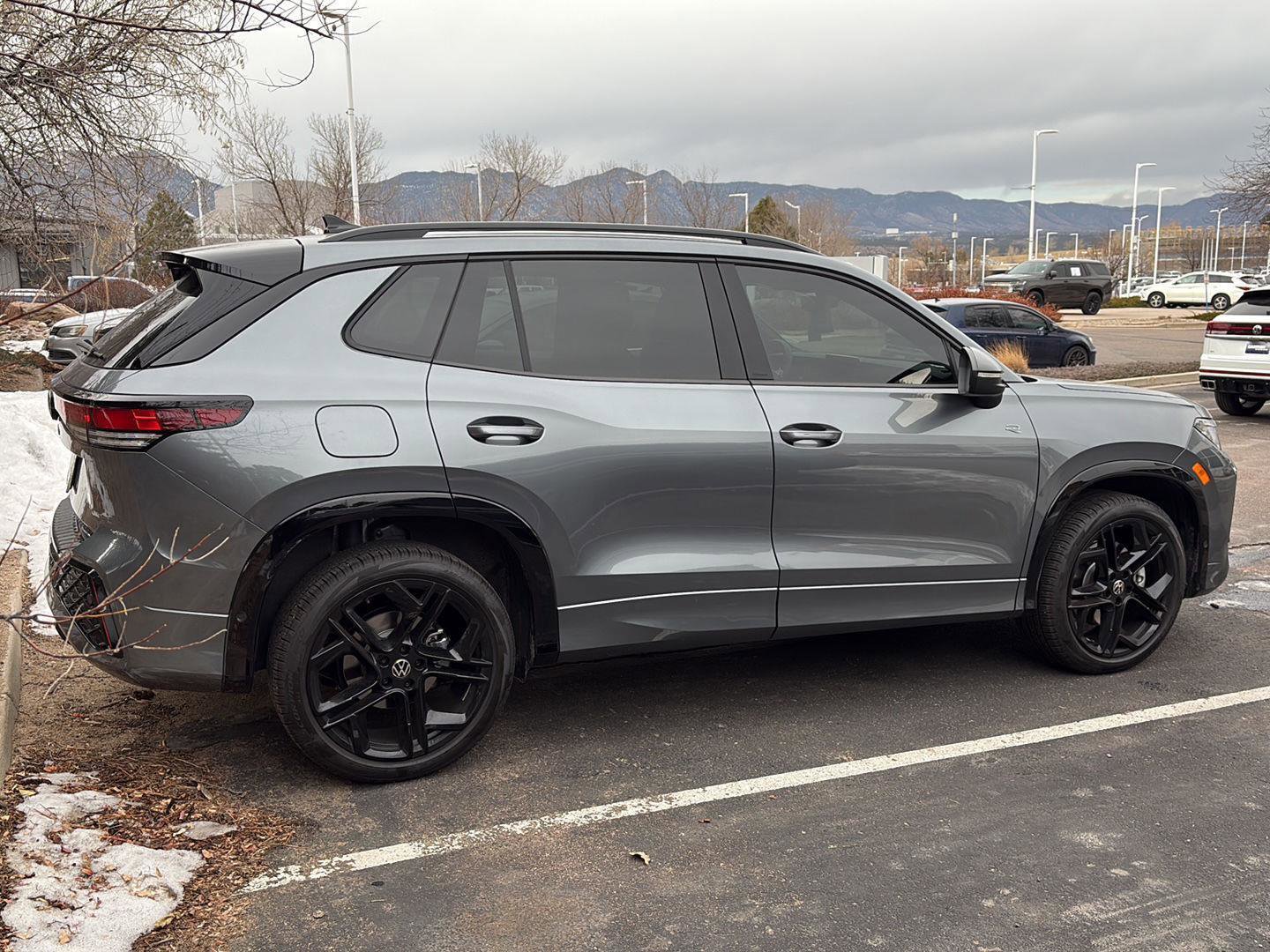 Used 2025 Volkswagen Tiguan SE R-Line image 4