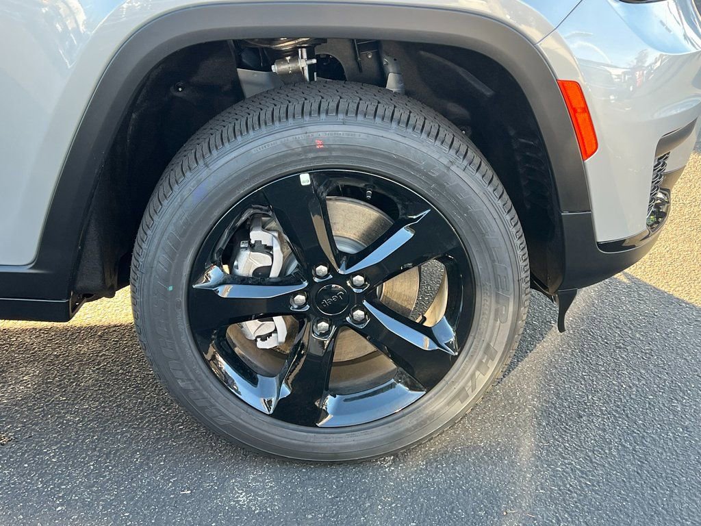 New 2025 Jeep Grand Cherokee L Altitude image 10