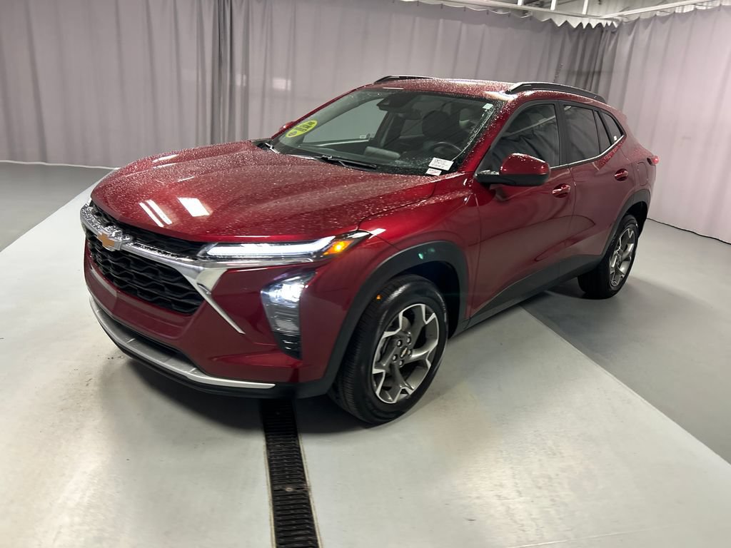 Used 2025 Chevrolet Trax LT w/ LT Convenience Package FWD image 3