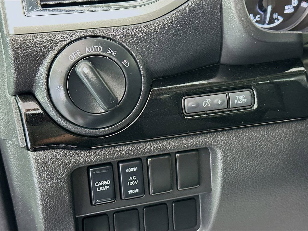Used 2021 Nissan Titan SV w/ SV Convenience Package image 10
