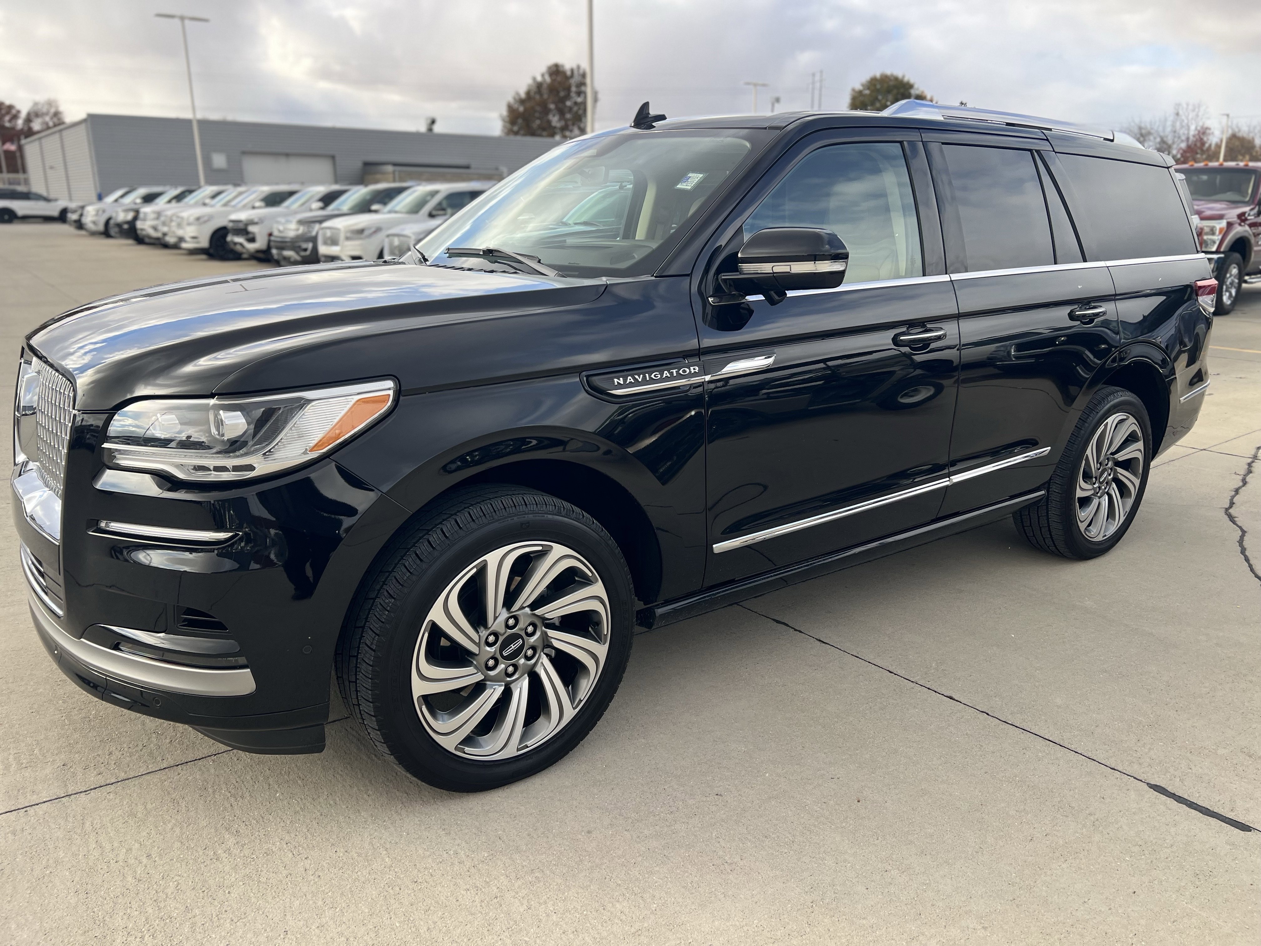 Used 2023 Lincoln Navigator Reserve image 10