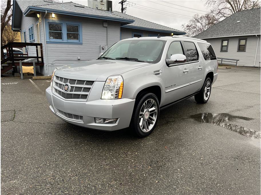 Used 2013 Cadillac Escalade ESV Premium image 3