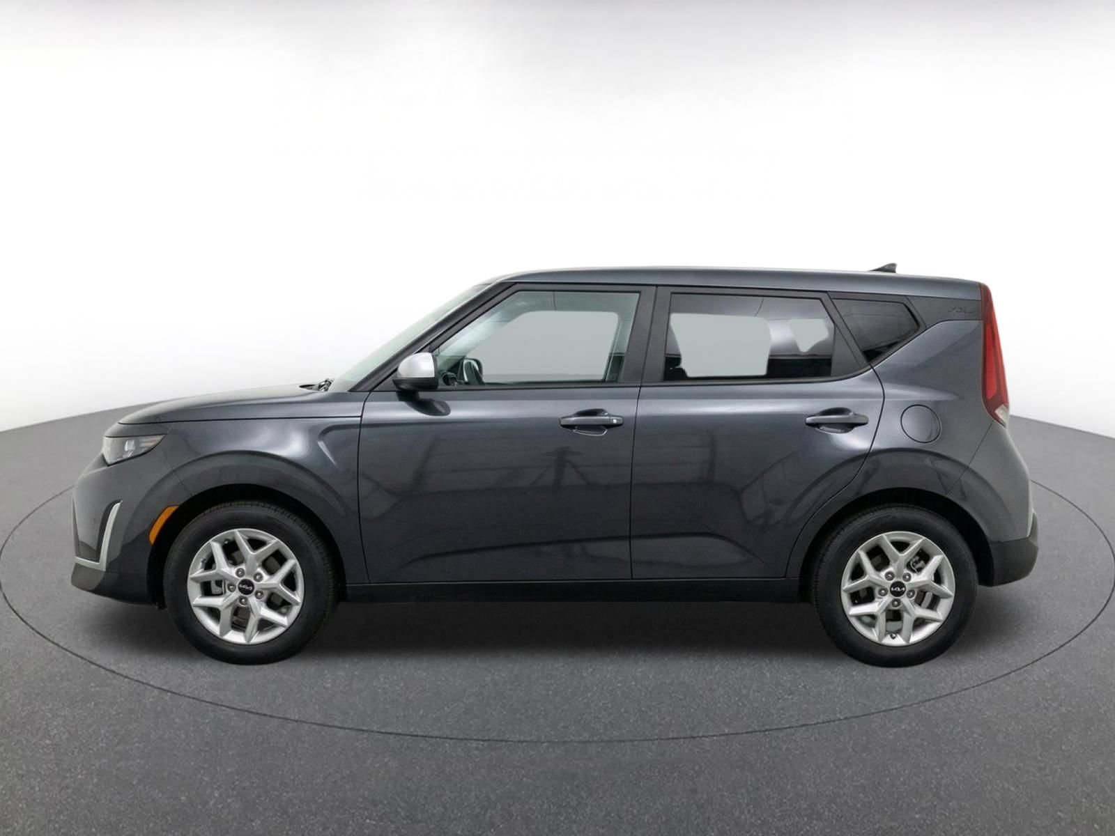 Used 2025 Kia Soul LX w/ LX Technology Package FWD image 4
