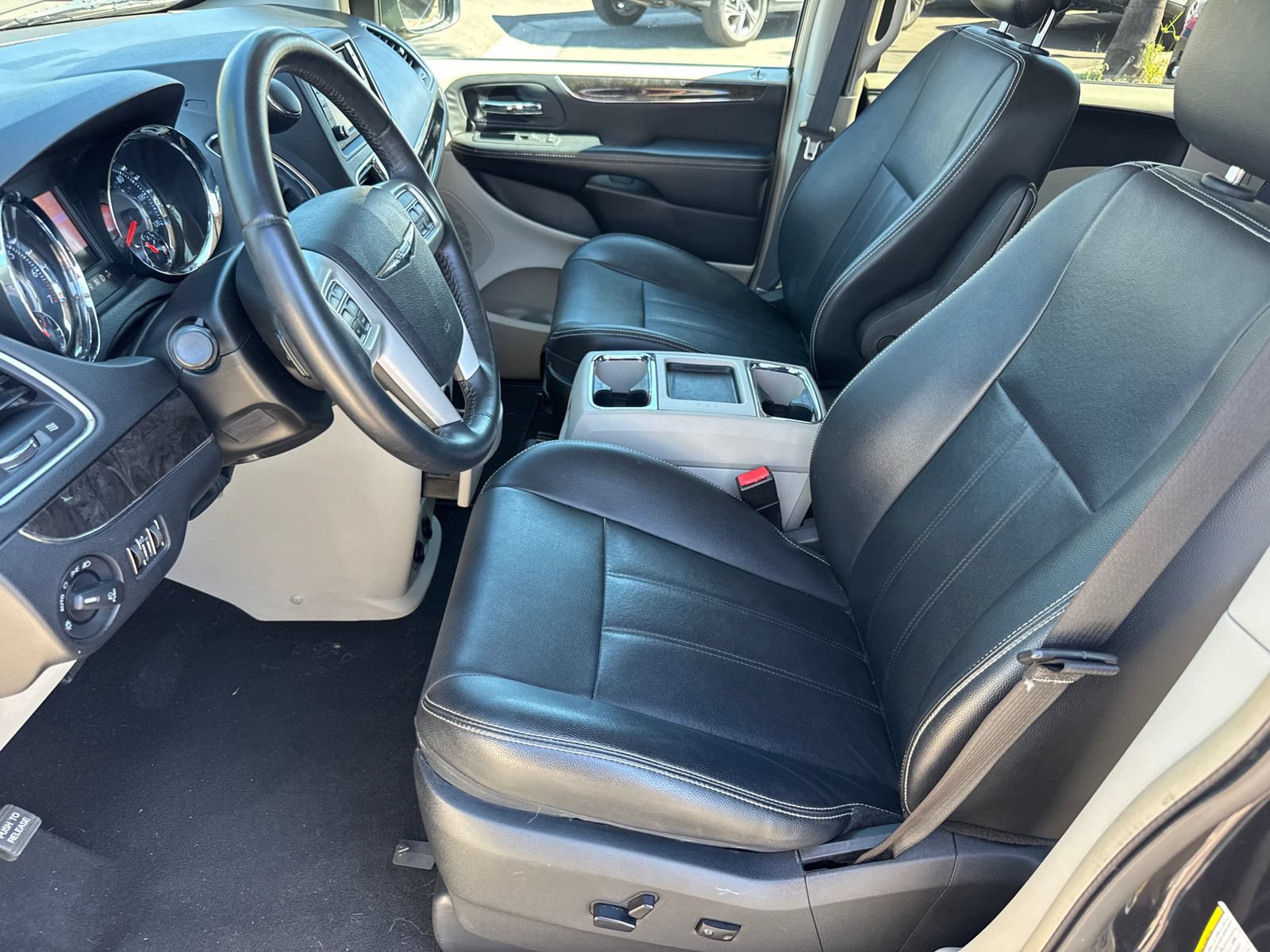 Used 2014 Chrysler Town & Country Touring FWD image 14