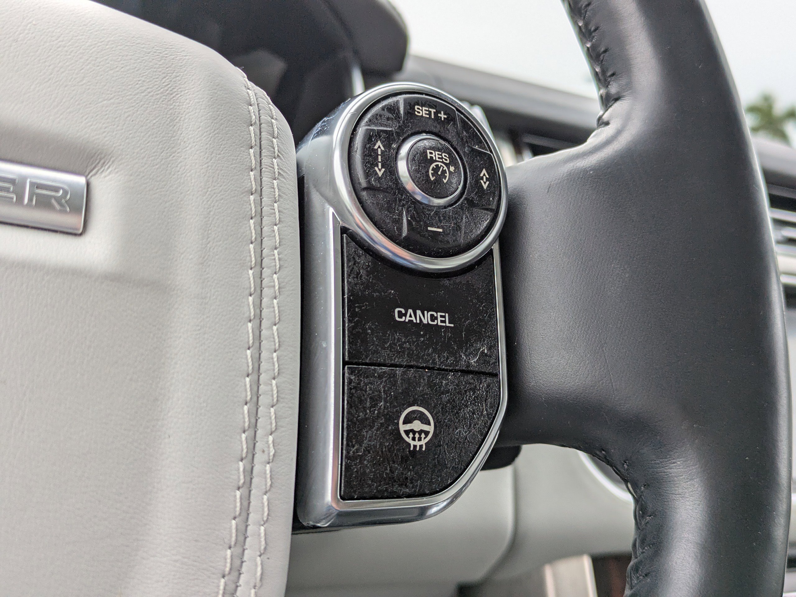 Used 2015 Land Rover Range Rover HSE image 25