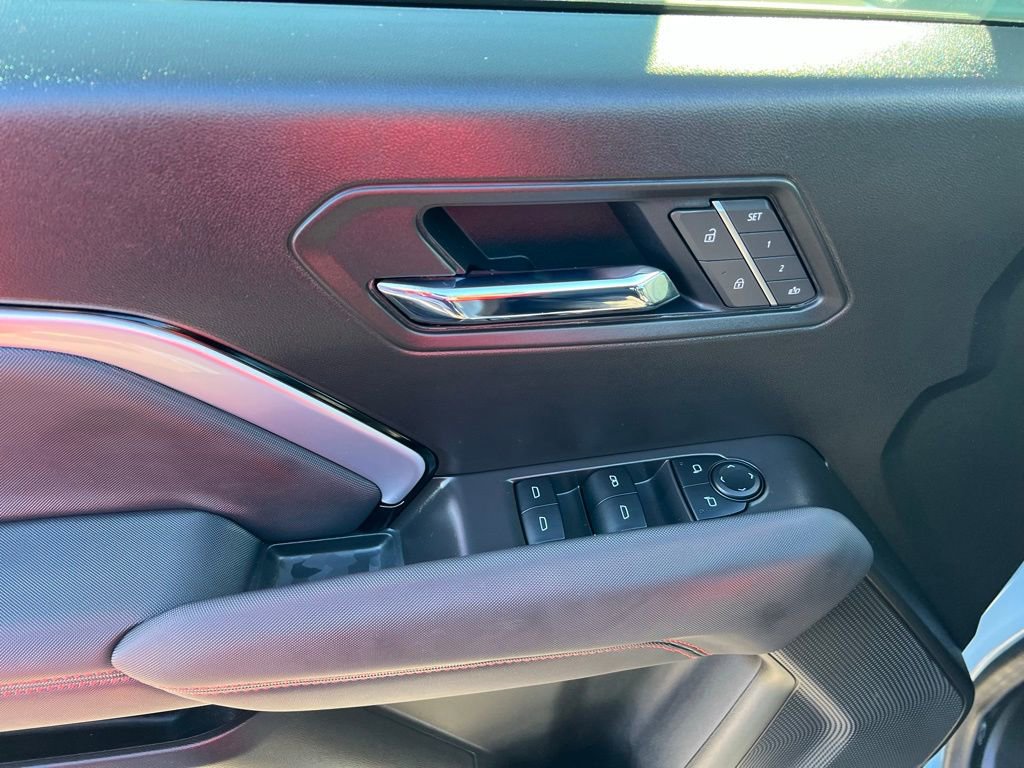 Used 2025 Chevrolet Colorado Z71 w/ Technology Package image 18