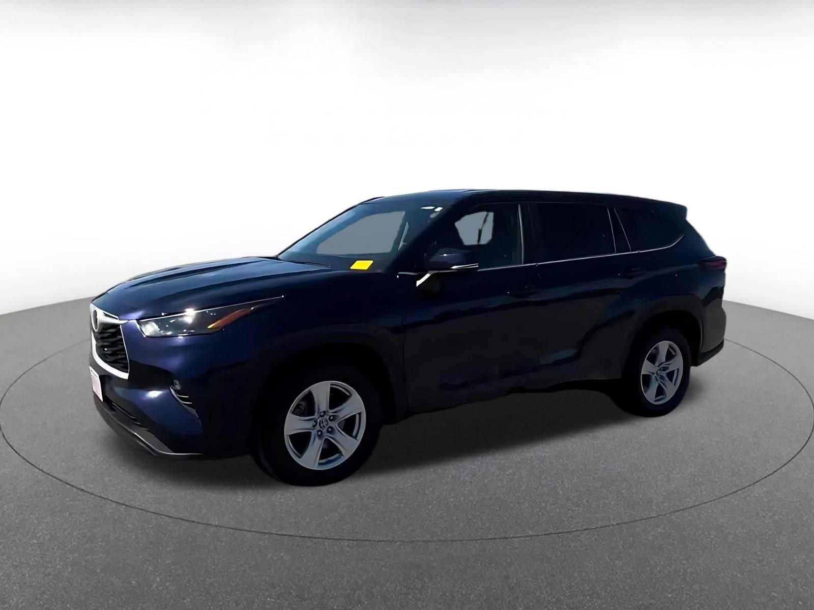 Used 2025 Toyota Highlander LE FWD image 7
