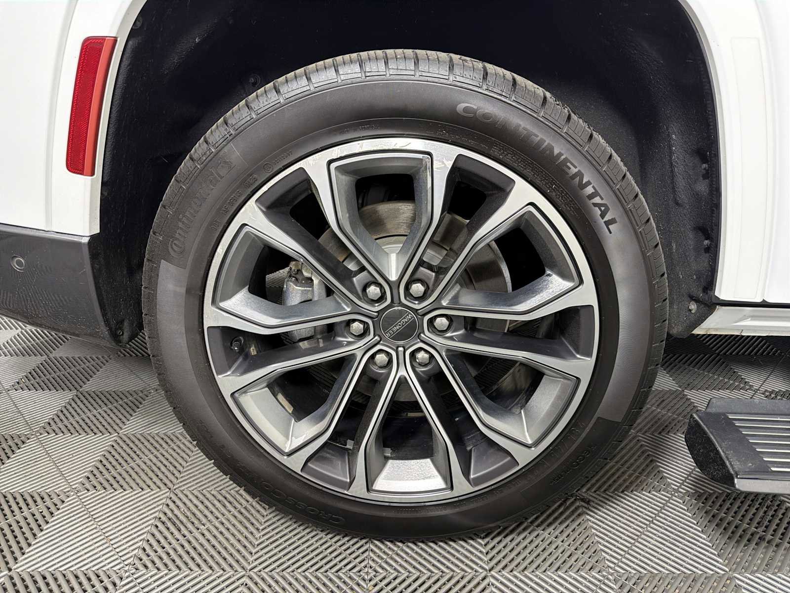 Used 2022 Jeep Grand Wagoneer Series III w/ Rear Seat Video Group 1 image 18