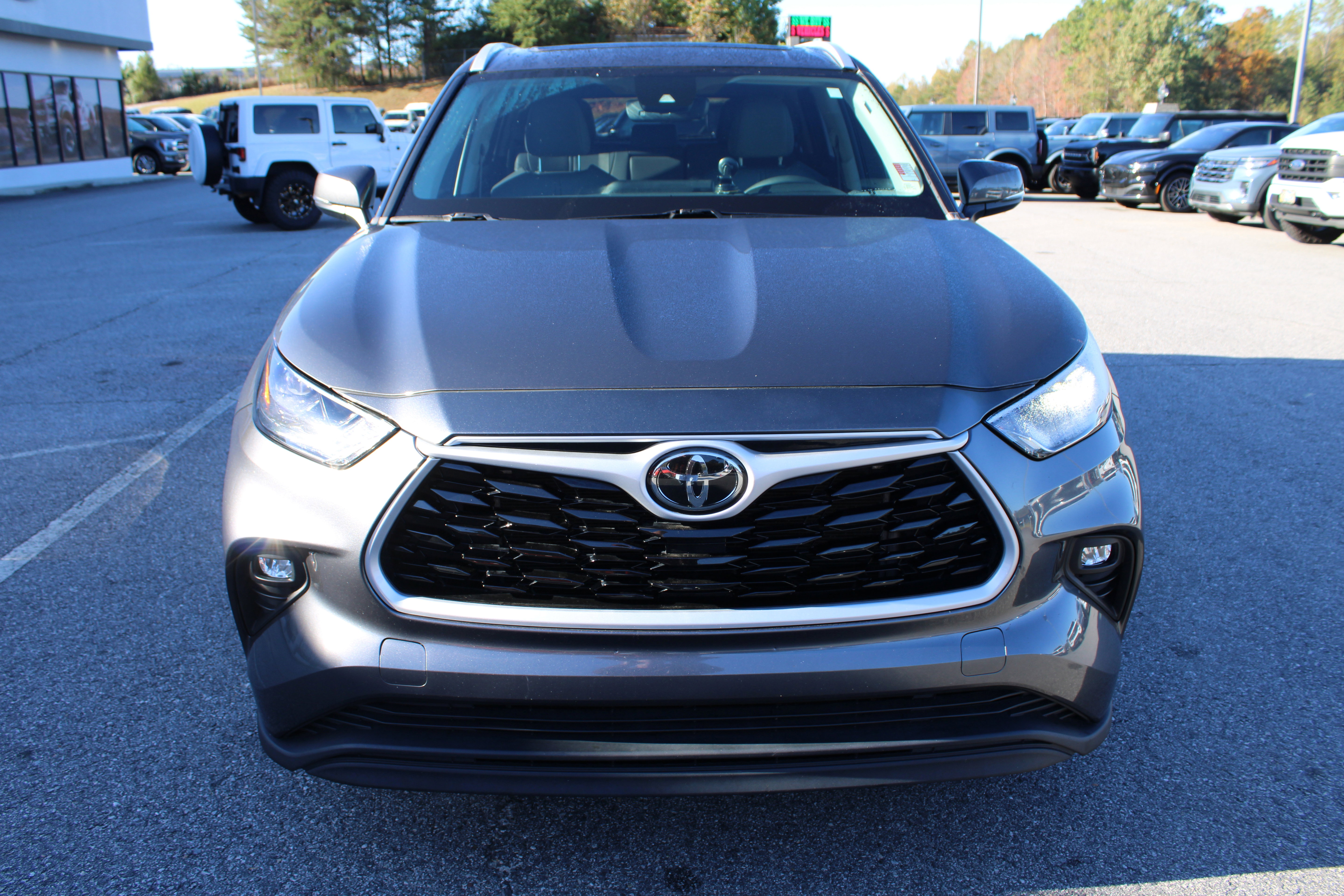 Used 2023 Toyota Highlander XLE video 2