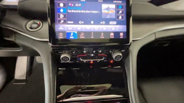 Used 2023 Jeep Grand Cherokee Overland w/ Luxury Tech Group IV AWD/4WD image 28