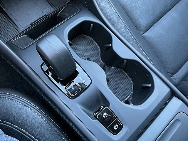 Certified 2025 Volvo XC40 B5 Core image 24