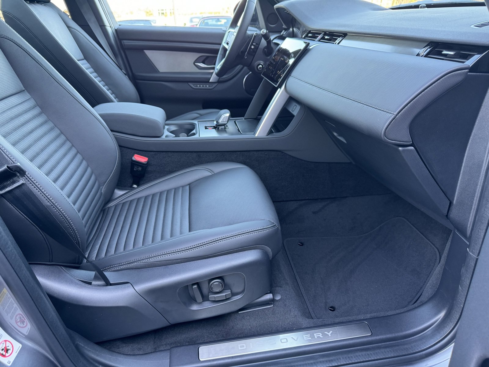 Used 2024 Land Rover Discovery Sport Dynamic SE AWD/4WD image 3