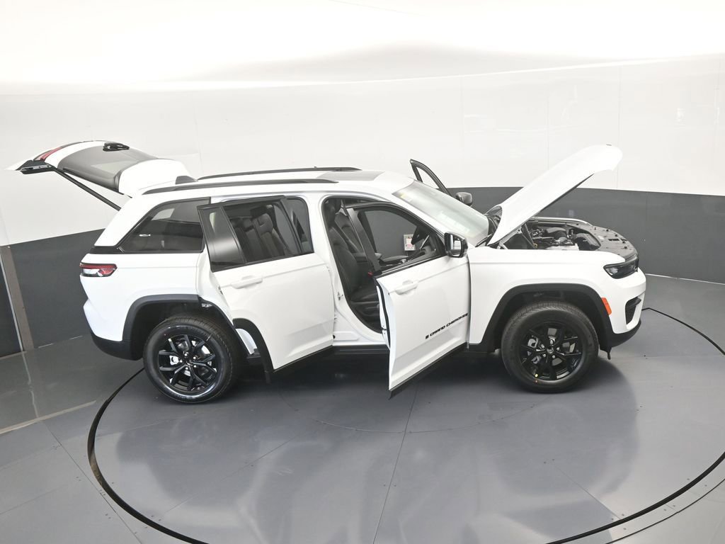 Used 2025 Jeep Grand Cherokee Altitude RWD image 61