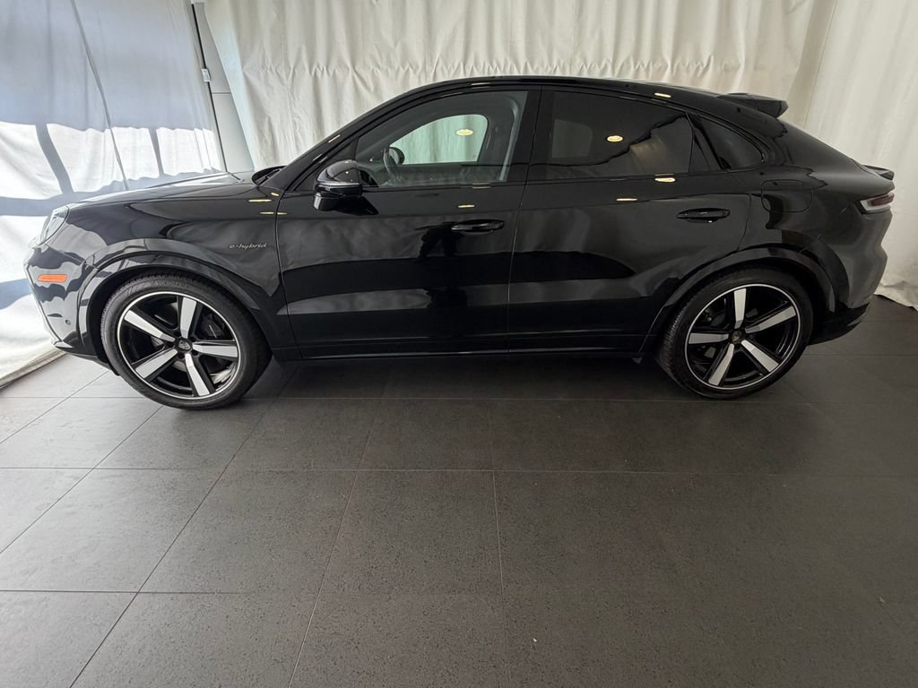 Certified 2025 Porsche Cayenne Turbo AWD/4WD image 2