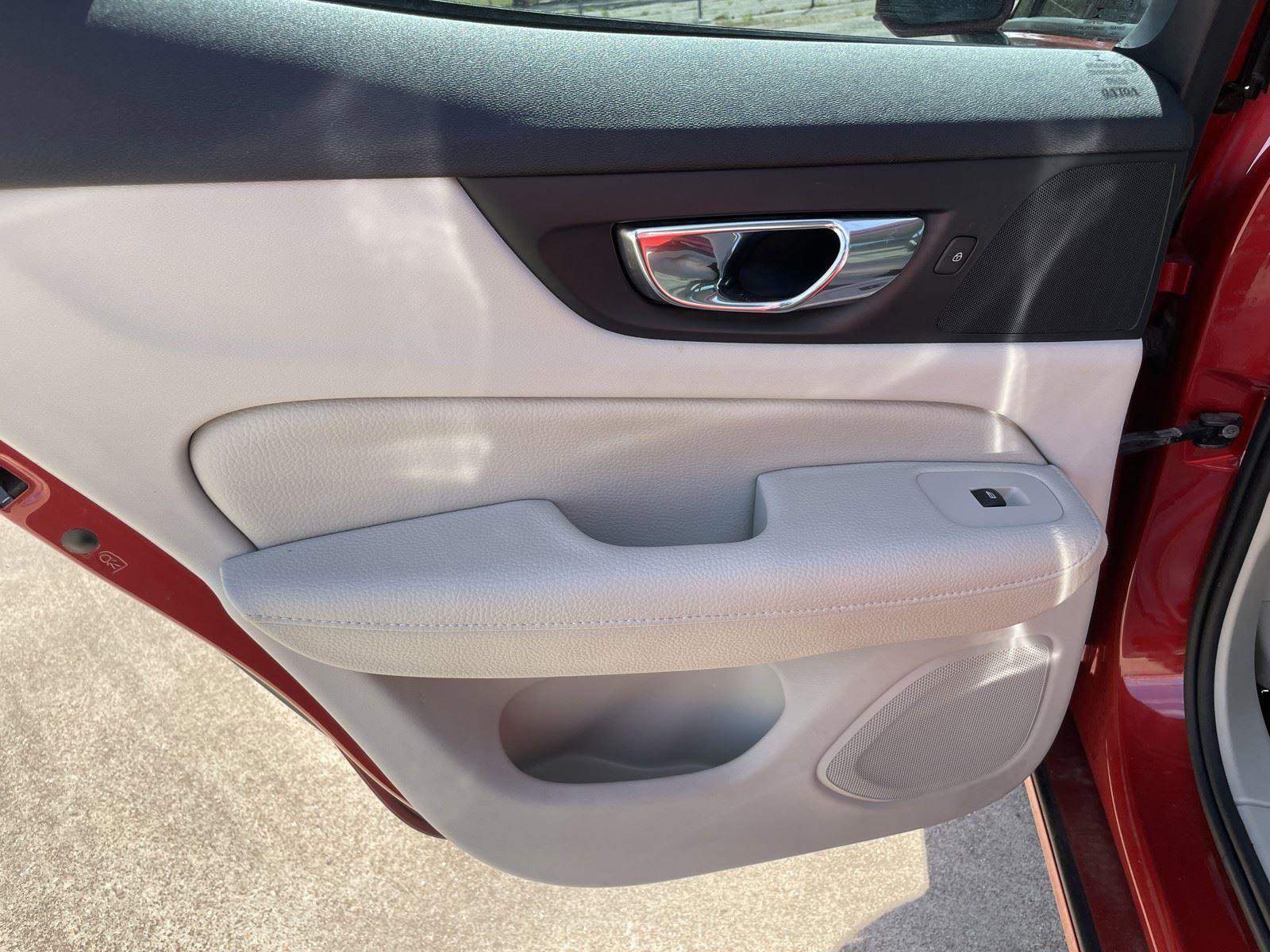 Used 2020 Volvo S60 T6 Momentum image 39