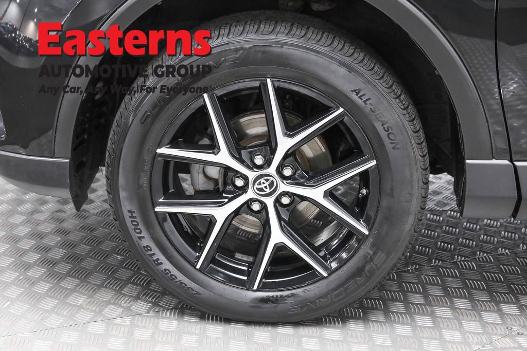 Used 2018 Toyota RAV4 SE image 32