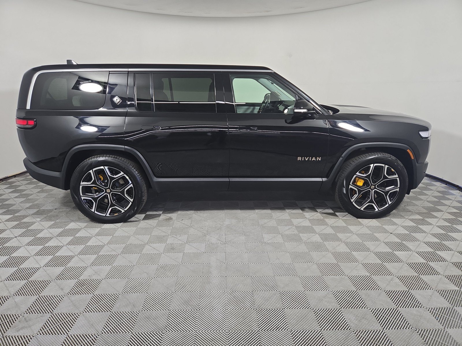 Used 2024 Rivian R1S Adventure AWD/4WD image 6