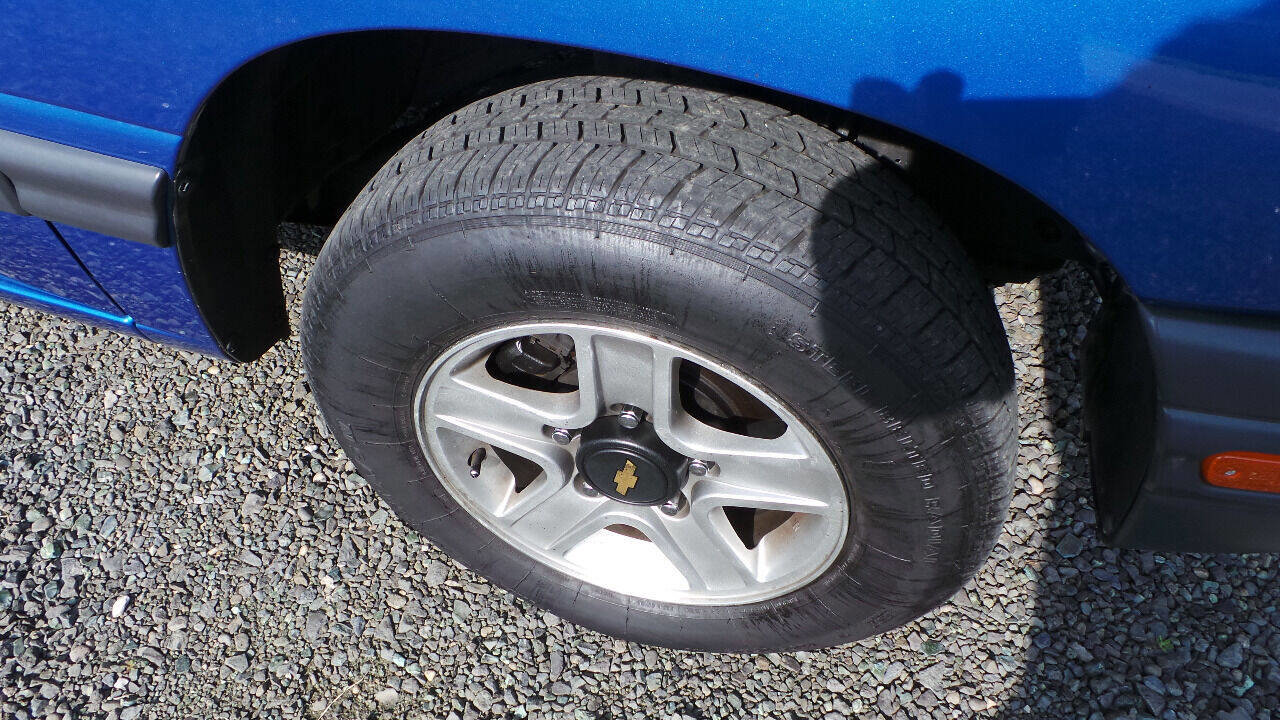 Used 2001 Chevrolet Tracker 4WD Convertible image 13