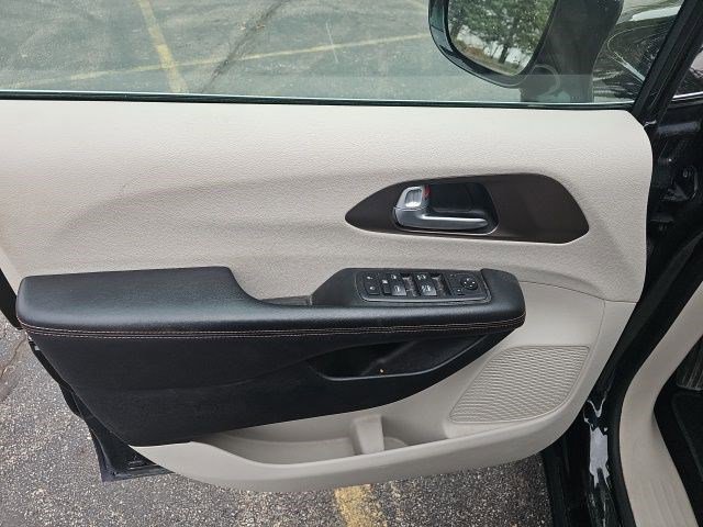 Used 2018 Chrysler Pacifica Touring-L image 21