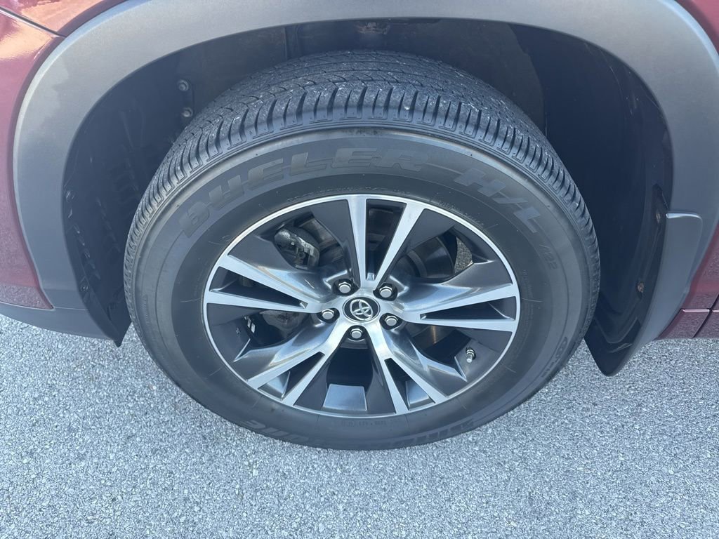 Used 2017 Toyota Highlander Plus AWD/4WD image 9