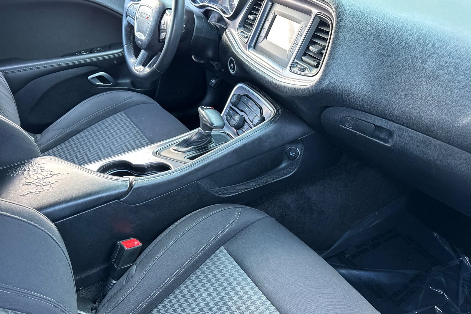 Used 2015 Dodge Challenger SXT image 31