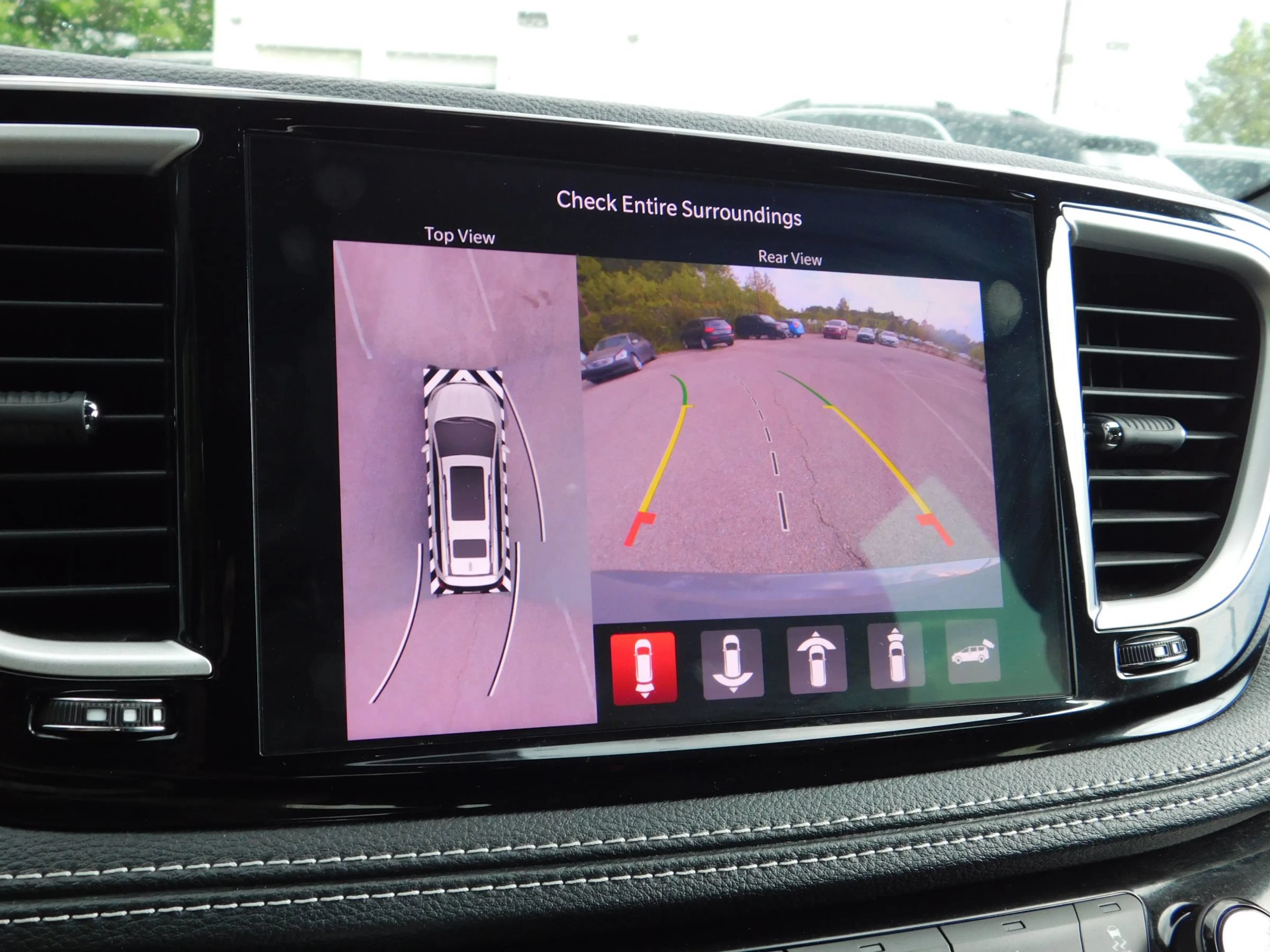 Used 2023 Chrysler Pacifica Touring-L w/ Uconnect Theater Family Group FWD image 21