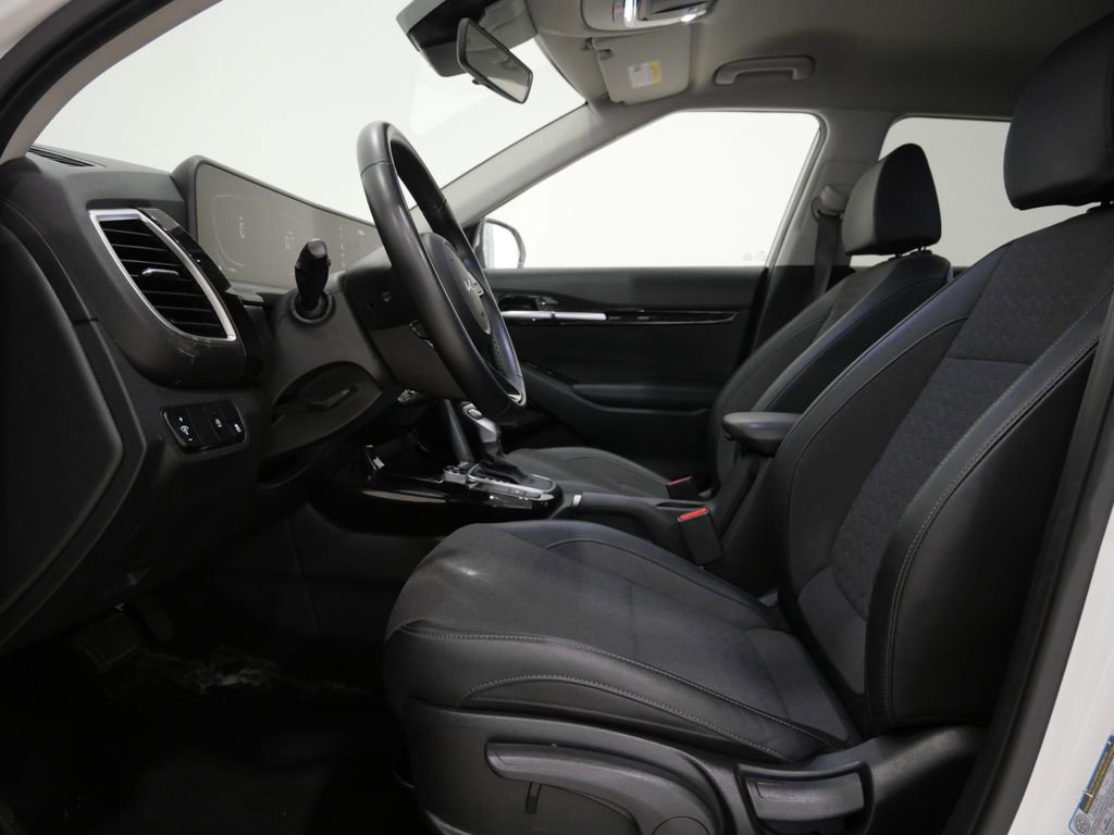 Used 2025 Kia Seltos S image 12