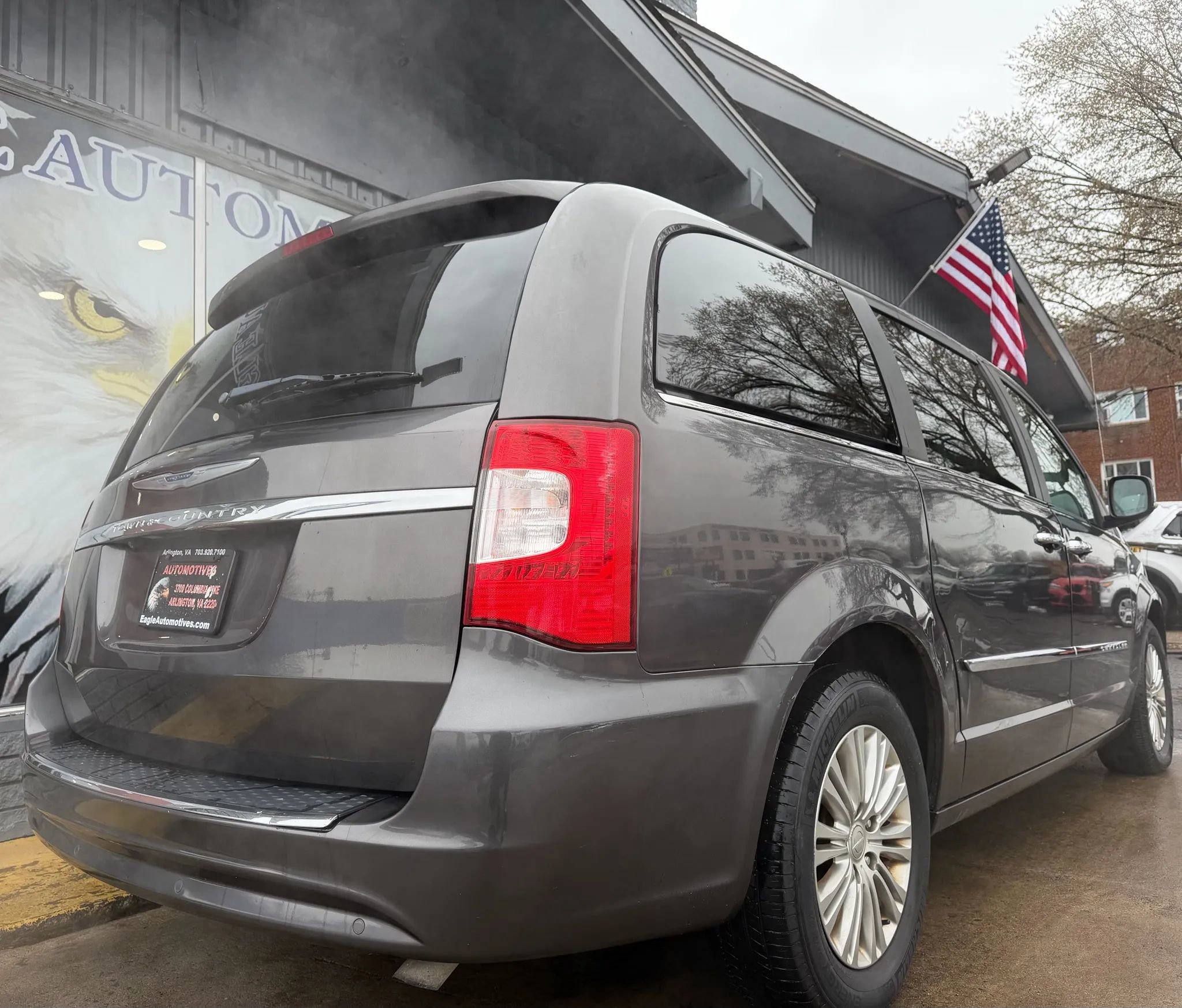 Used 2015 Chrysler Town & Country Touring-L w/ Driver Convenience Group image 3