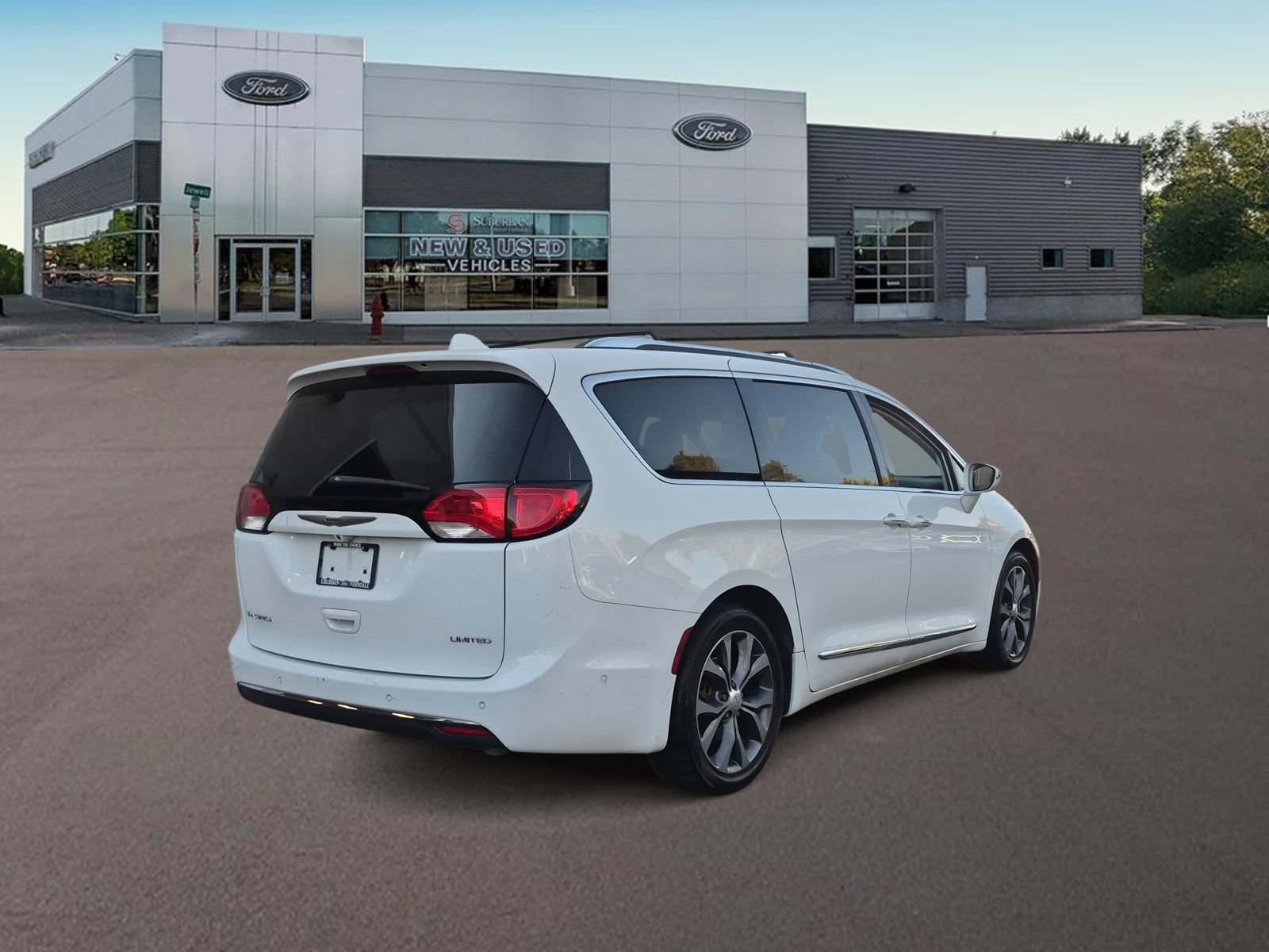 Used 2017 Chrysler Pacifica Limited FWD image 9