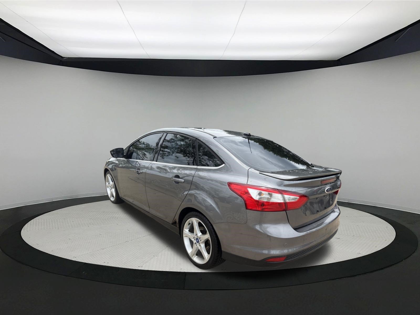Used 2013 Ford Focus Titanium w/ Titanium Handling Pkg FWD image 3