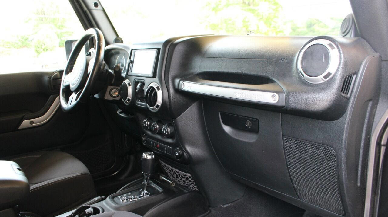 Used 2014 Jeep Wrangler Unlimited Sahara w/ Connectivity Group image 17