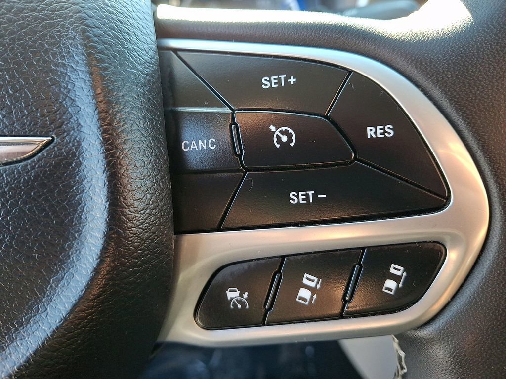 Used 2023 Chrysler Pacifica Touring-L image 24