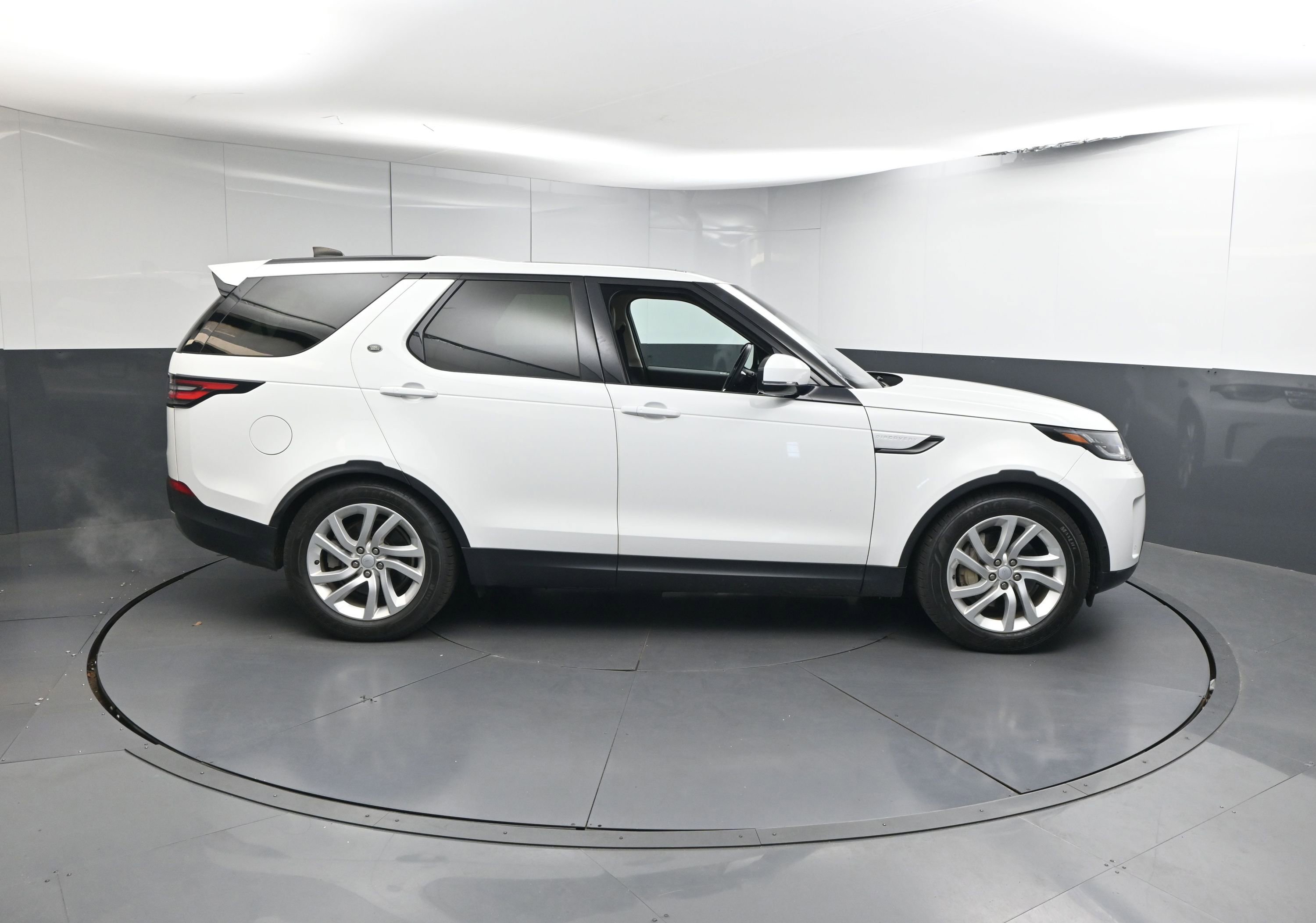 Used 2019 Land Rover Discovery HSE image 25