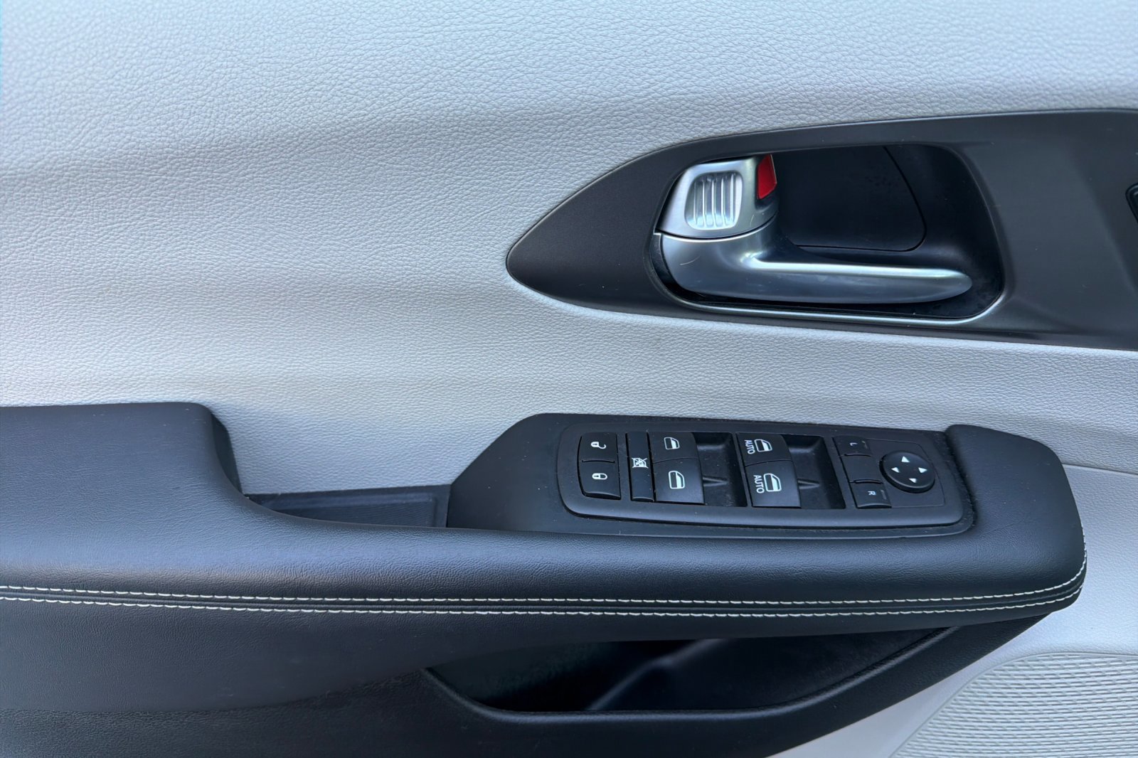 Used 2024 Chrysler Pacifica Touring-L image 10