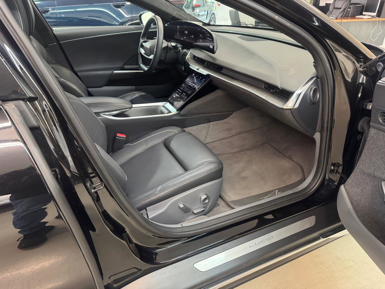 Used 2023 Lucid Air Touring AWD/4WD image 3