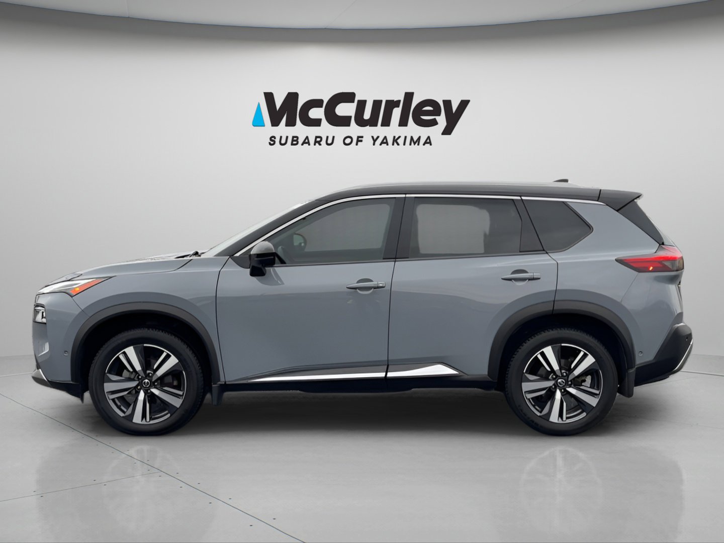 Used 2021 Nissan Rogue Platinum image 2