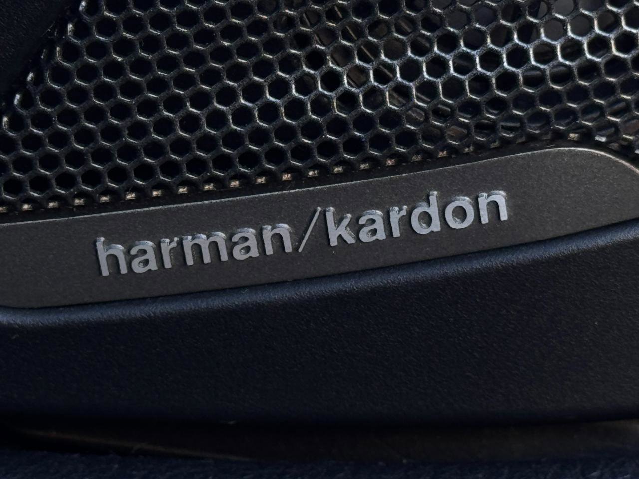 Used 2018 BMW M4 Convertible image 5