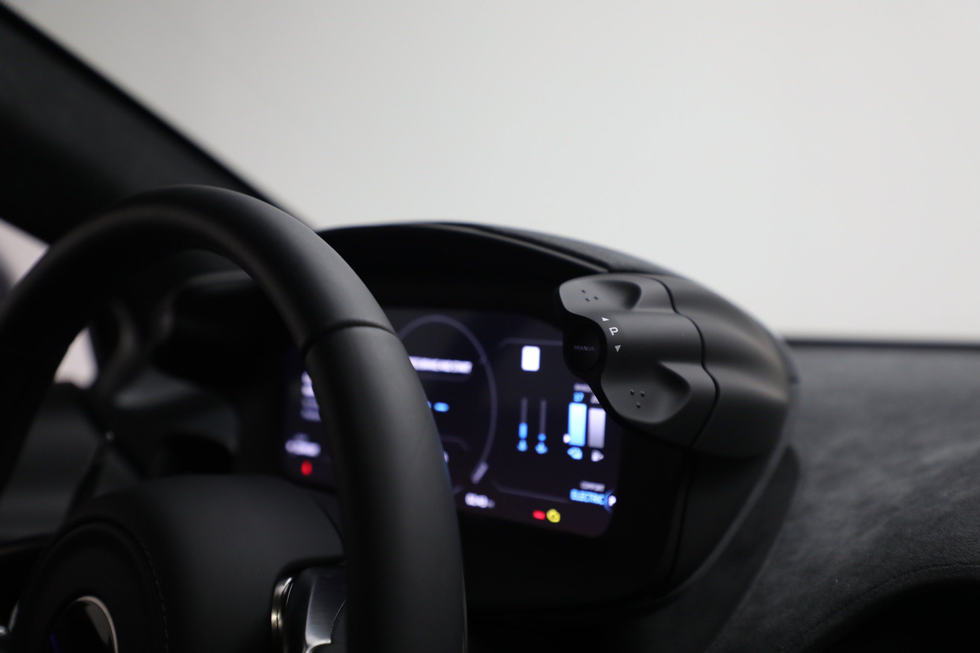 Used 2024 McLaren Artura RWD image 30