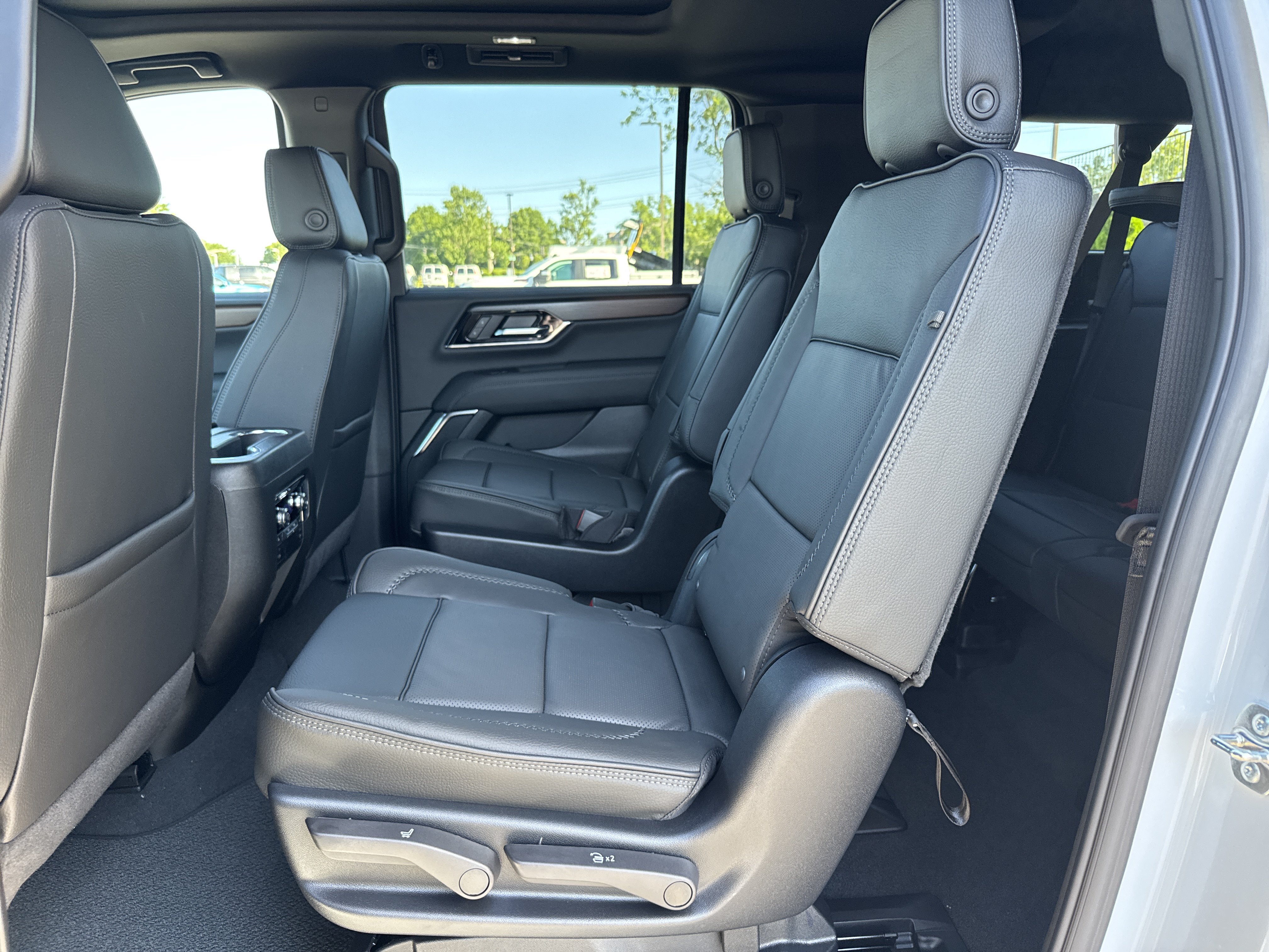 New 2026 GMC Yukon XL Denali w/ Sun & Power Step Package AWD/4WD image 32
