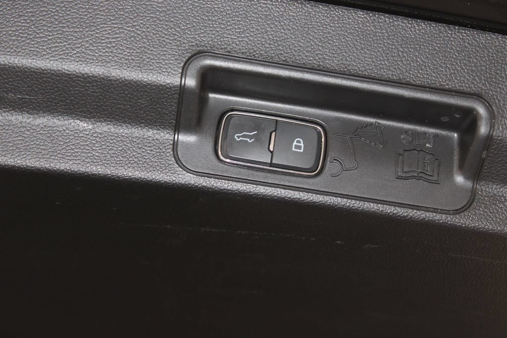 Used 2023 Ford Explorer XLT AWD/4WD image 16