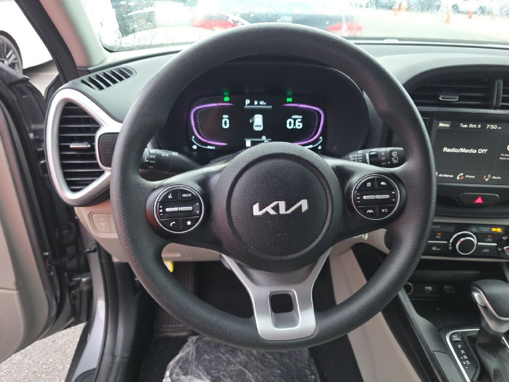 Used 2025 Kia Soul LX w/ LX Technology Package FWD image 3