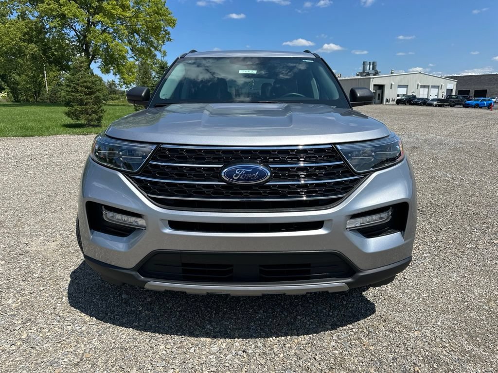 Used 2023 Ford Explorer XLT w/ Equipment Group 202A AWD/4WD image 3