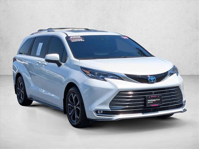 Used 2025 Toyota Sienna Platinum AWD/4WD image 3