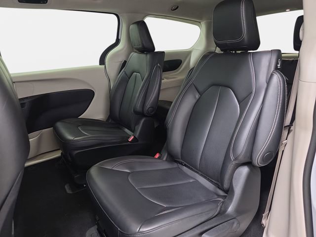 Used 2023 Chrysler Pacifica Touring-L image 13