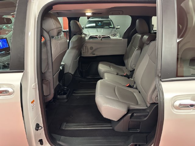 Certified 2025 Toyota Sienna XLE FWD image 12