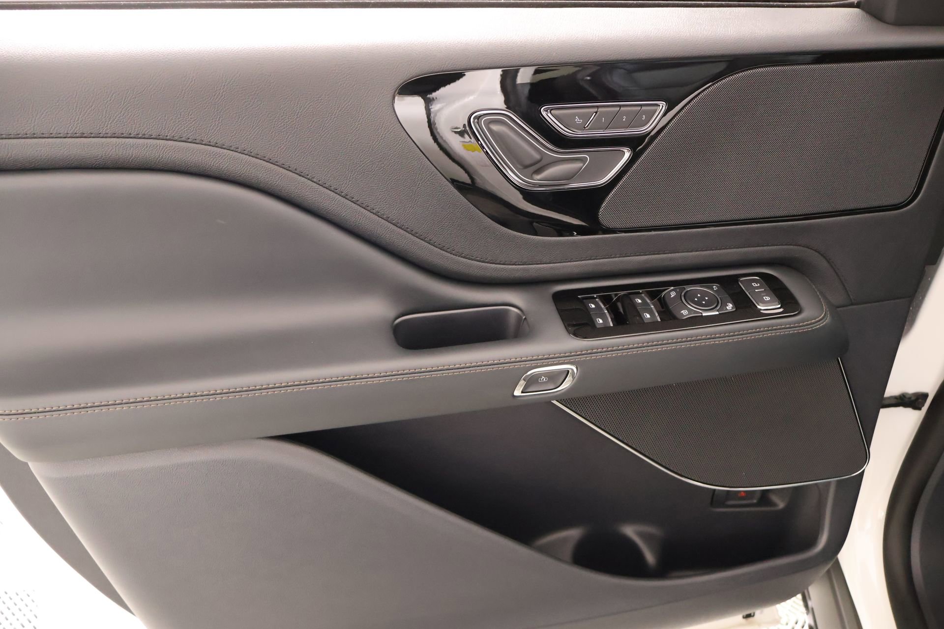 New 2026 Lincoln Aviator AWD image 17