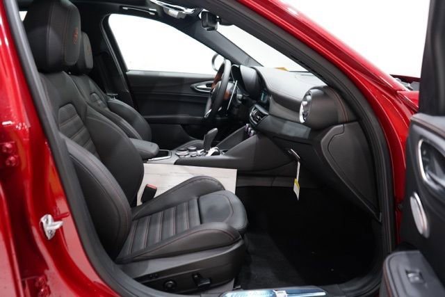 New 2025 Alfa Romeo Giulia w/ Driving Assist Package image 34