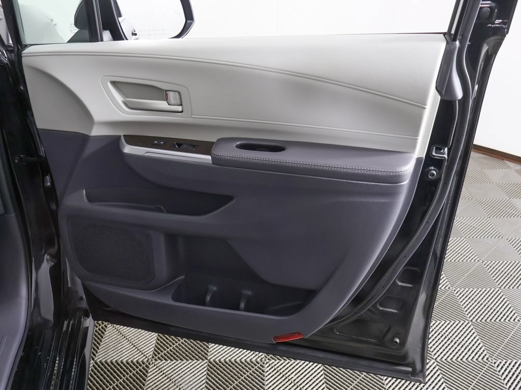 Used 2024 Toyota Sienna LE AWD/4WD image 22