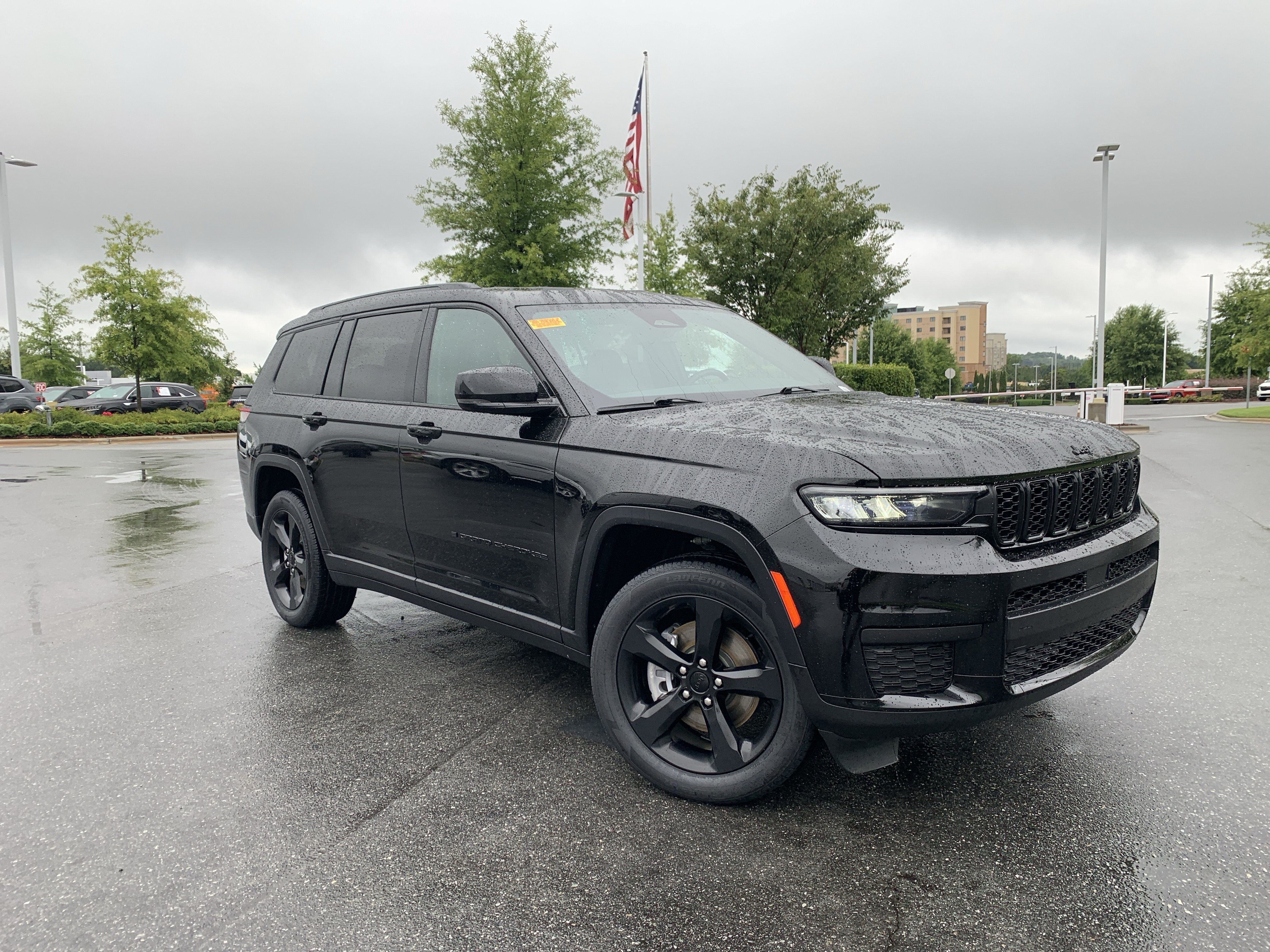 Used 2023 Jeep Grand Cherokee L Laredo AWD/4WD image 2
