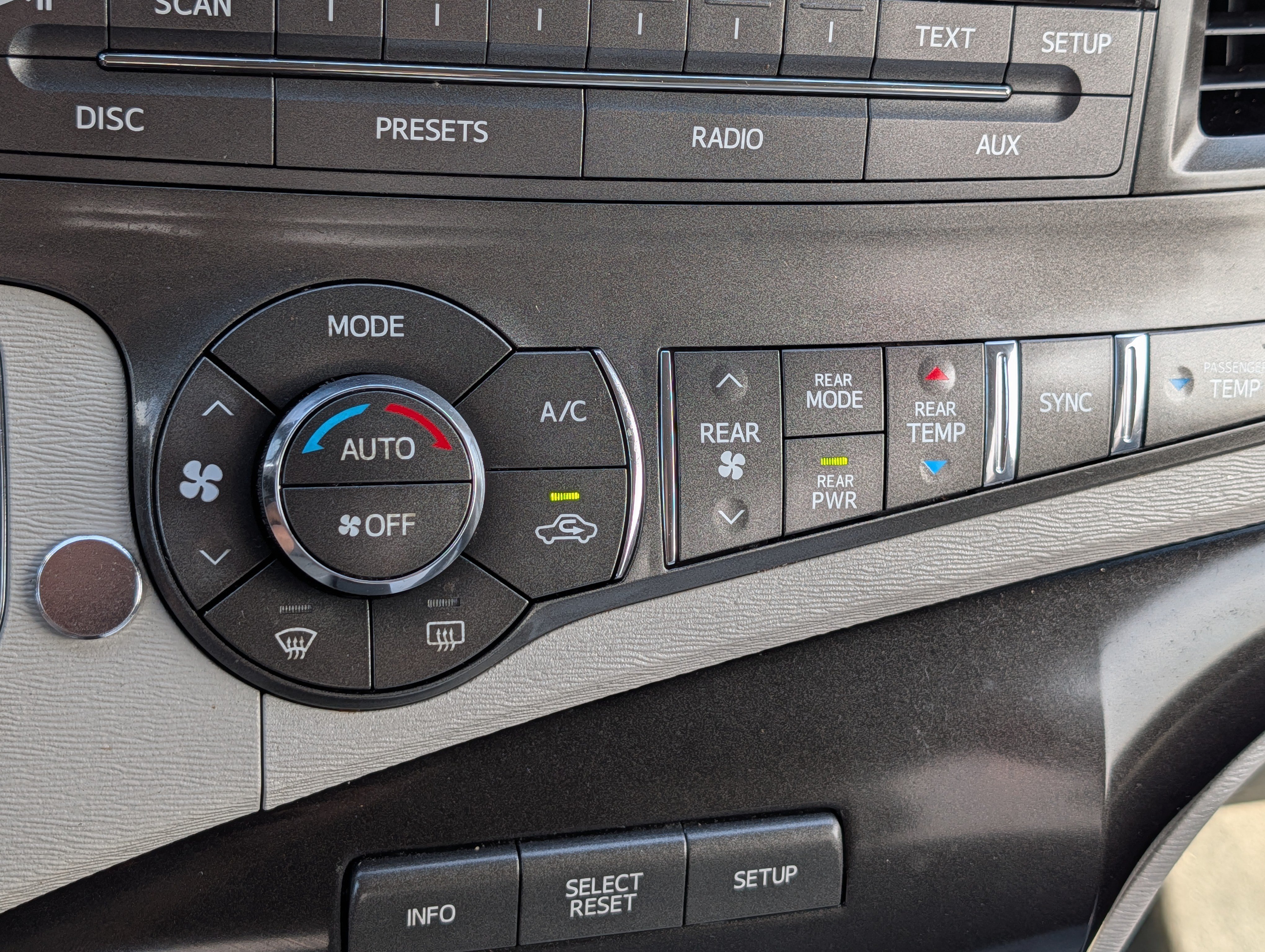 Used 2014 Toyota Sienna LE FWD image 23
